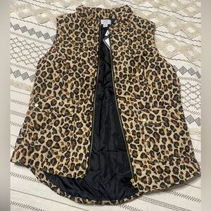 NWT Leopard print quilted vest with pockets. Crown & Ivy. Medium. Black lining.